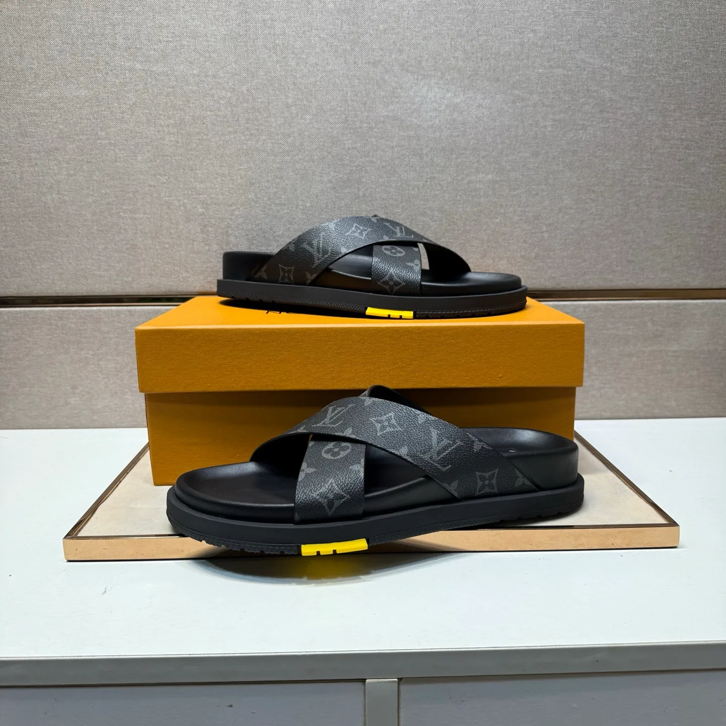 Men's men's shoes 💰pp420 [LV～] Men's casual slippers 2025z cabinet sales simultaneously 🔶Size: 38-44#️⃣ 🔷2 colors🔜The upper is made of multi-material splicing➕Cow leather lining, comfortable and breathable, sole: original comfortable, wear-resistant and non-slip outsole, ⚠️Real shot📱Photographed🎬The real thing is better📢📢📢